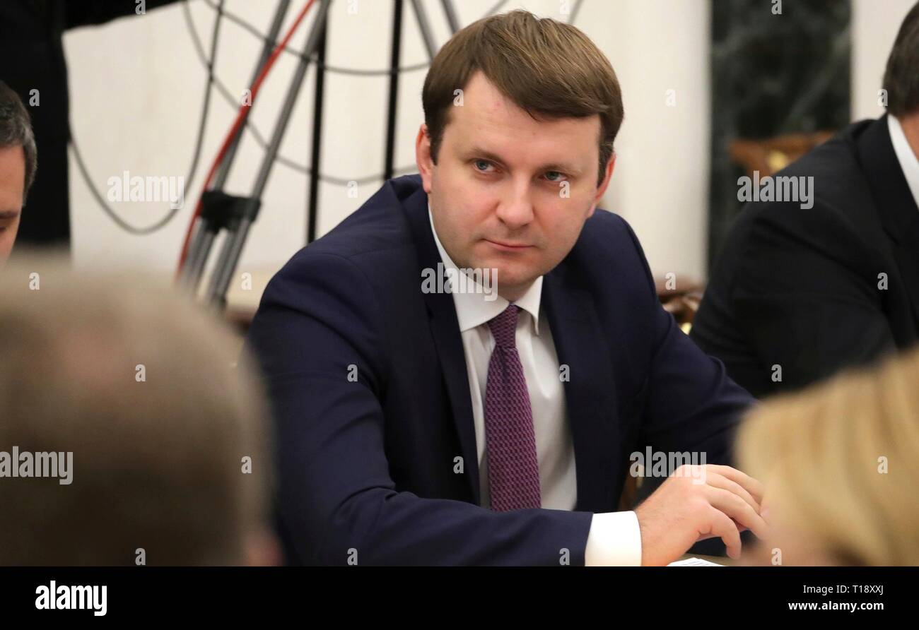 Lo sviluppo economico della Russia Il Ministro Maxim Oreshkin, durante una riunione dei capi di Stato e di governo presieduto dal Presidente Vladimir Putin al Cremlino Marzo 20, 2019 a Mosca, in Russia. Foto Stock