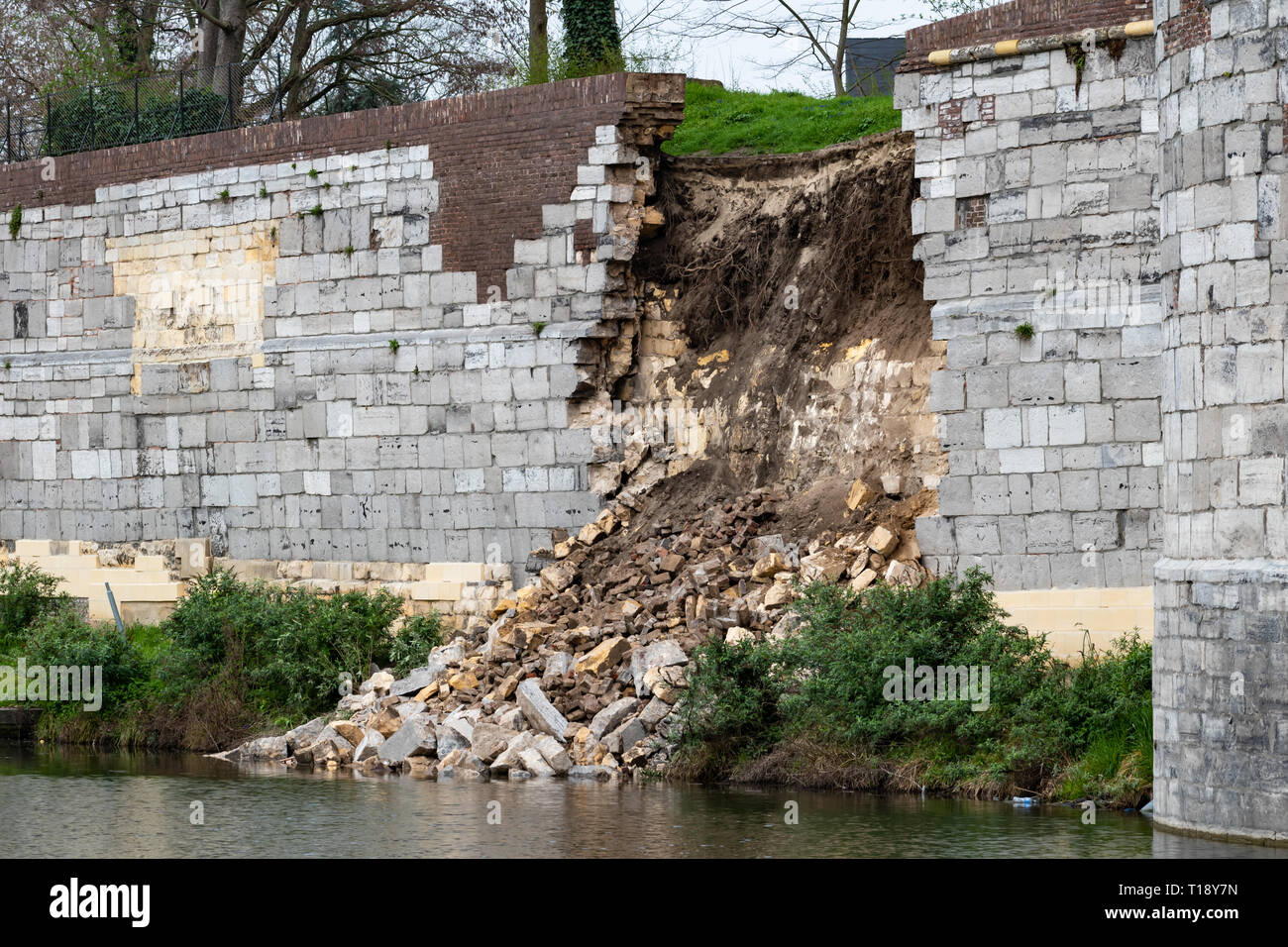 Maastricht, Paesi Bassi - 24 Marzo 2019: vecchio stile medievale muro crolla nei pressi di stagno Foto Stock