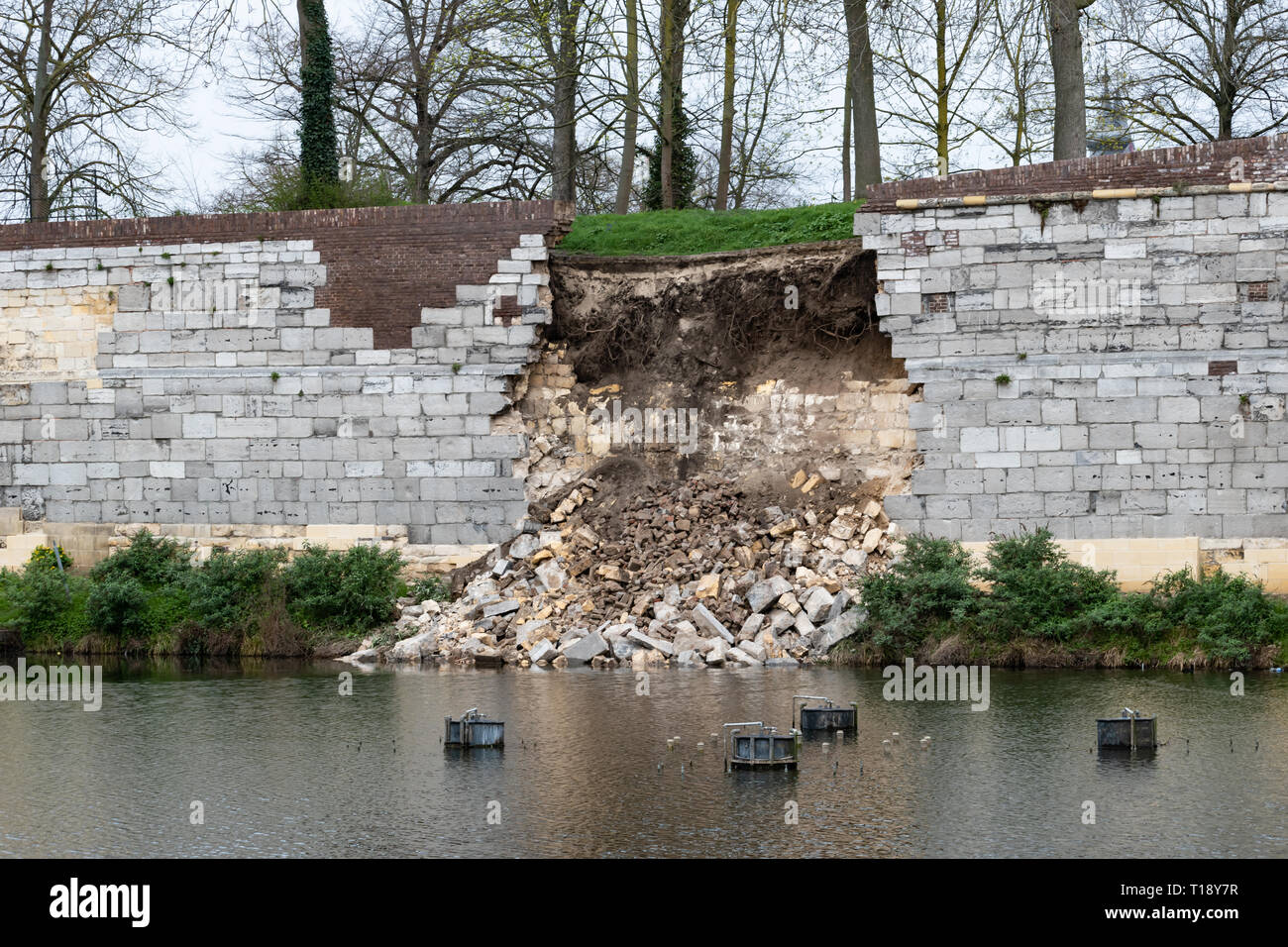 Maastricht, Paesi Bassi - 24 Marzo 2019: pubblico rotta del turismo in cima al muro medievale collassa. Pila di pietra con il suolo esposto. Foto Stock