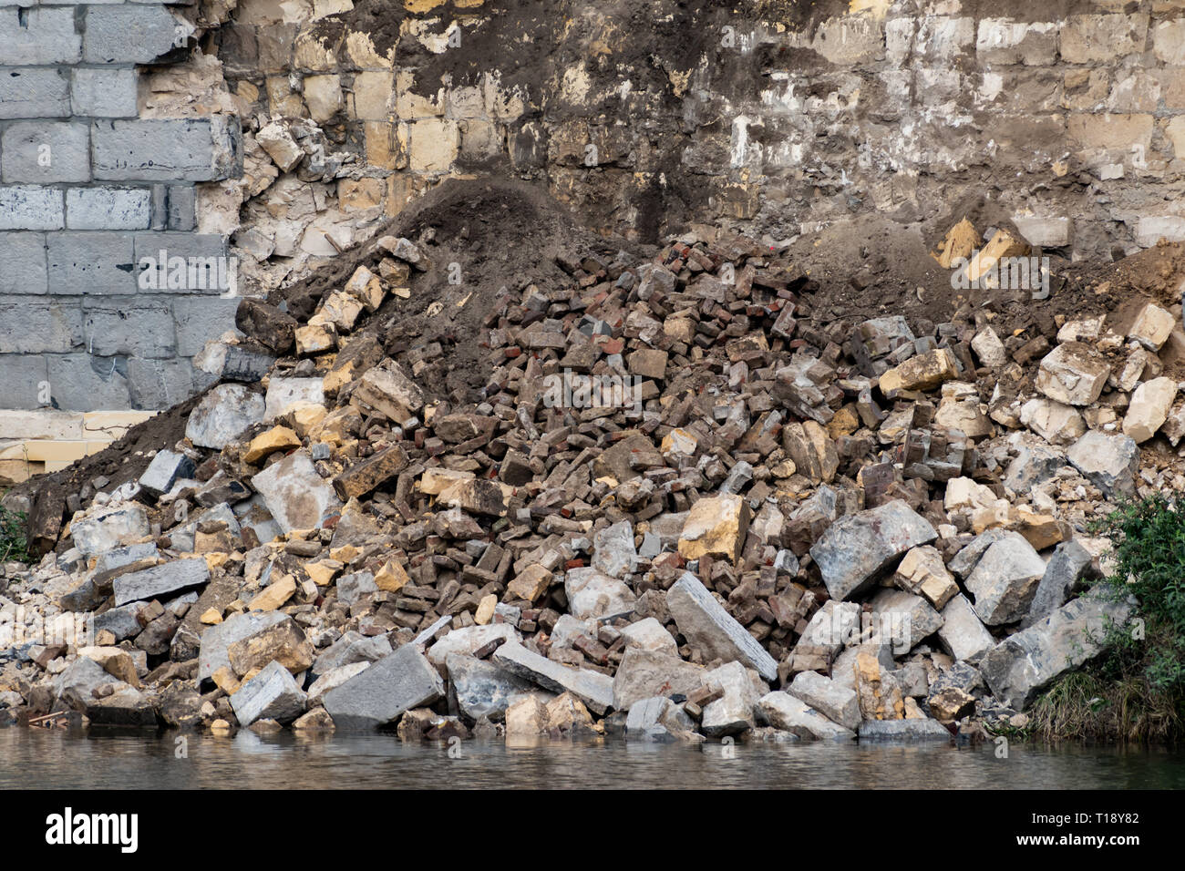 Maastricht, Paesi Bassi - 24 Marzo 2019: vista ravvicinata di muro medievale crollo. Arenaria, calcare, e suolo palificate nello stagno. Foto Stock