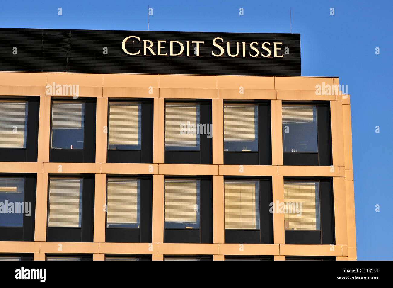 Il Credit Suisse logo, segno sulla sommità dell'edificio. Ufficio città di Wroclaw. Polonia Foto Stock