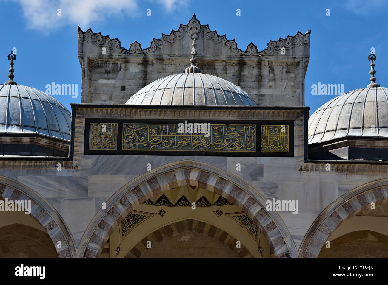 Peristilio dettagli e iscrizioni arabo al di sopra del portale nord della Moschea Süleymaniye, il Bazar trimestre, Istanbul, Turchia, l'Europa. Foto Stock