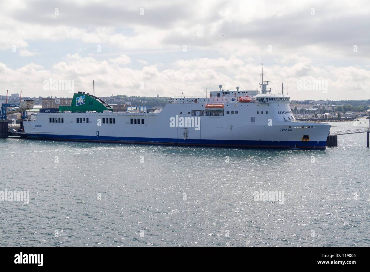 La Epsilon, un Irish Ferries traghetto ROPAX che corre da Dublino a Cherbourg, porto di Cherbourg (Rade de Cherbourg), Cotentin peninsula, Francia Foto Stock