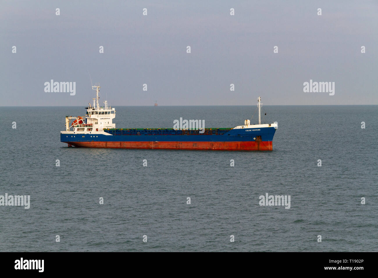 Il Celtic Venture nave da carico generale nel Canale della Manica vicino a Cherbourg, Francia. Foto Stock