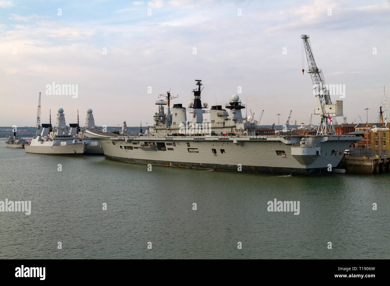 HMS illustre (R06) una luce portaerei della Royal Navy ormeggiato nella Royal Navy Dockyard, Portsmouth, Regno Unito. Foto Stock