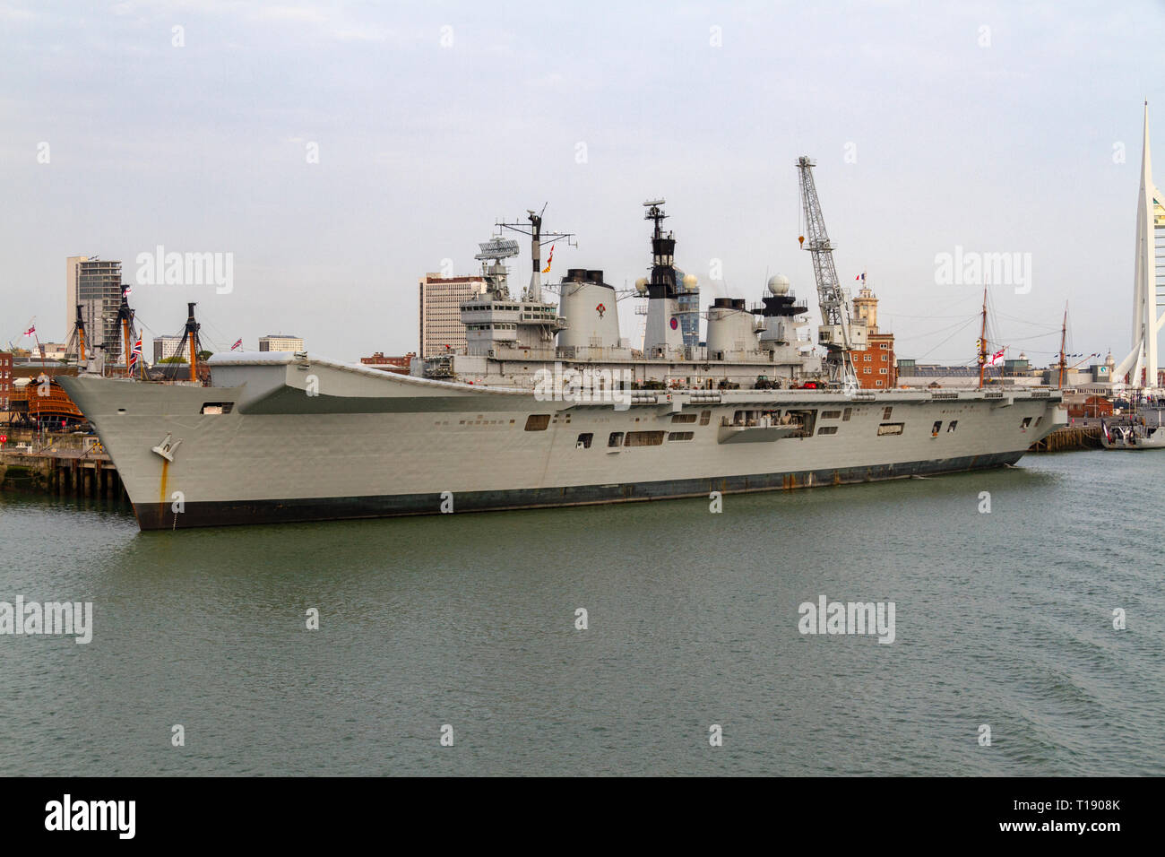 HMS Illustrious ormeggiata nel Royal Navy Dockyard, Portsmouth, Regno Unito. Foto Stock
