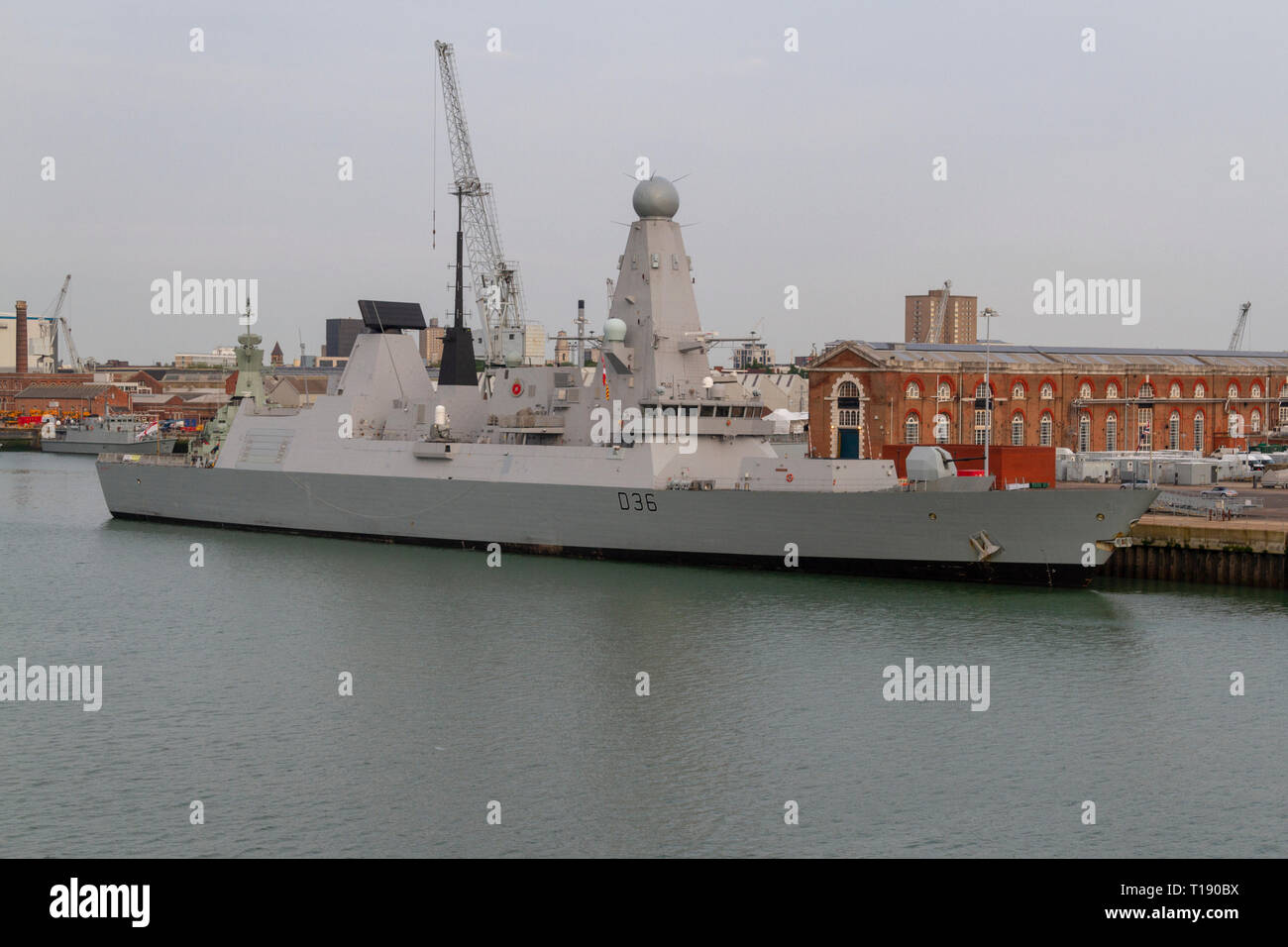 Il dispositivo HMS Defender (D36) un tipo 45 o audace-classe aria-difesa destroyer ormeggiato nella Royal Navy Dockyard, Portsmouth, Regno Unito. Foto Stock