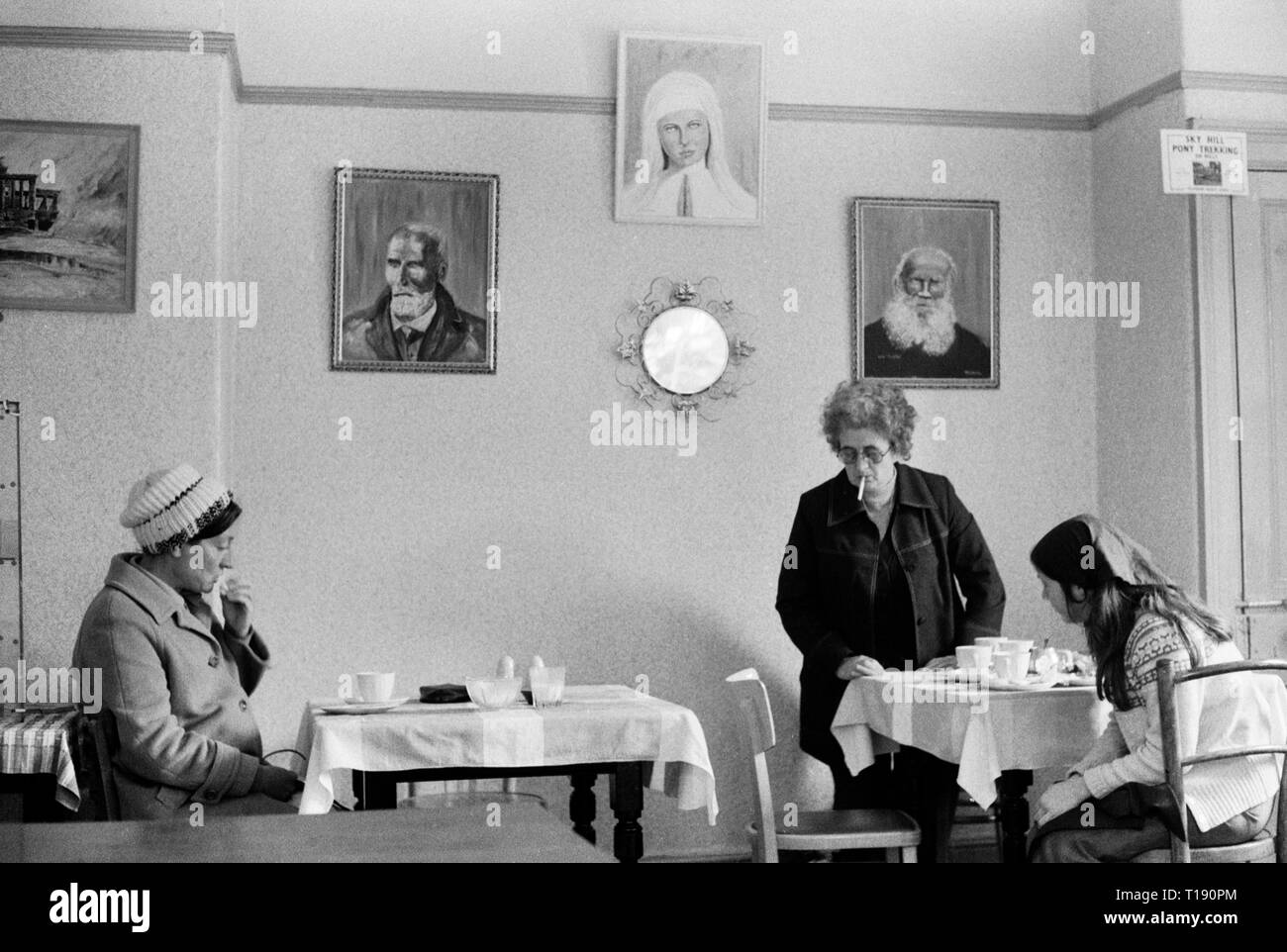Douglas, Isola di Man 1970 Manx Cafe, gruppo interno di donne che fumano all'interno. 1978 dipinti di artisti locali sul muro. HOMER SYKES Foto Stock