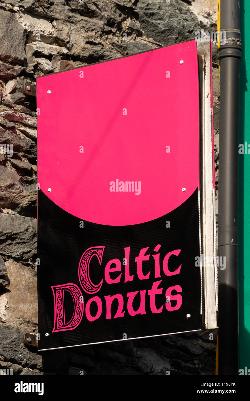 Celtic donuts rosa segno logo in Punkett Street, Killarney County Kerry Irlanda Foto Stock