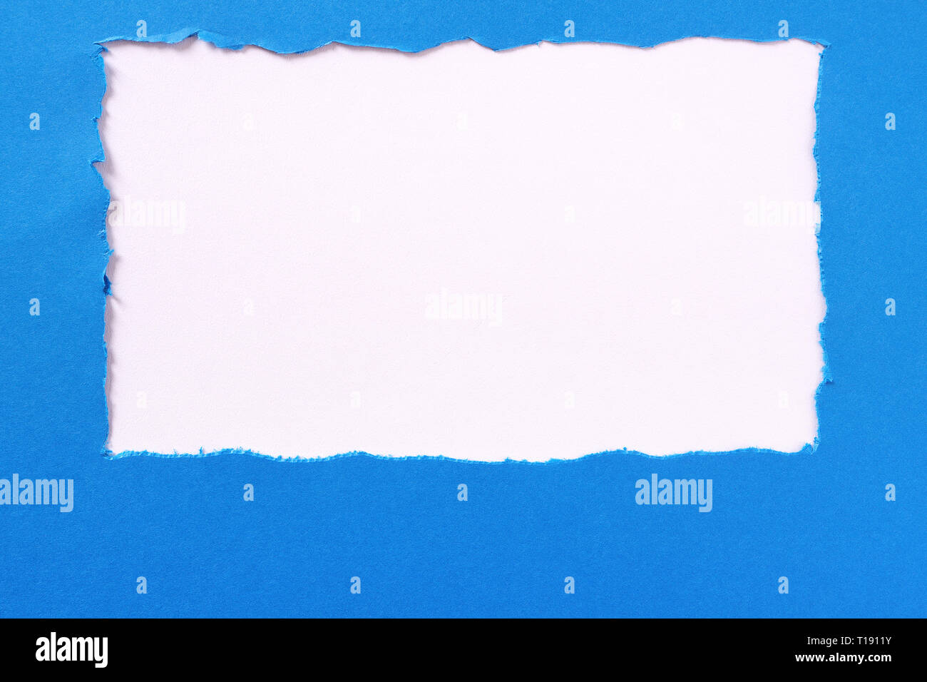 Strappato carta blu sullo sfondo bianco della cornice del bordo Foto Stock