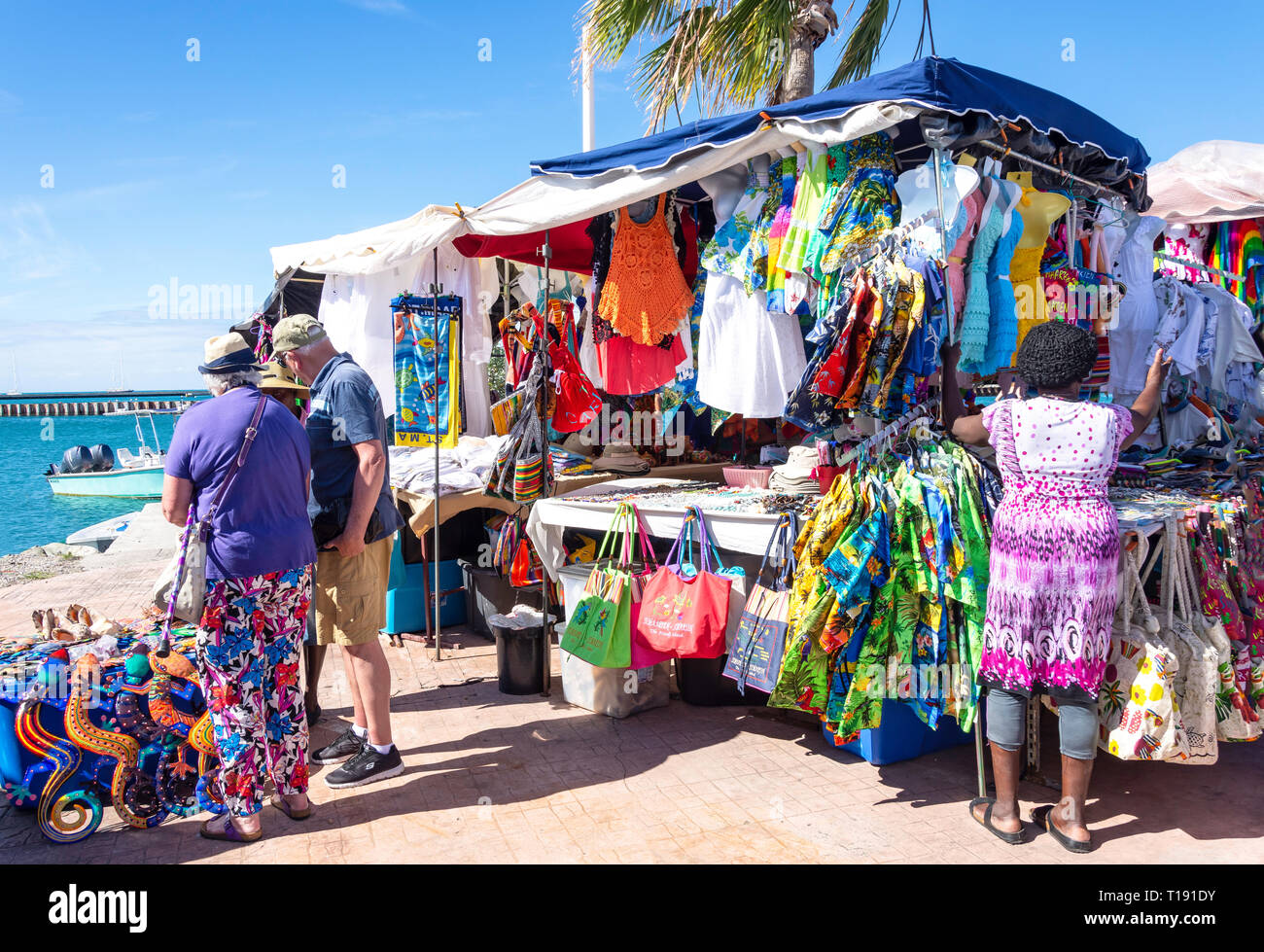 Bancarelle di souvenir, Place du Marché, Marigot, Saint Martin, Piccole Antille, dei Caraibi Foto Stock
