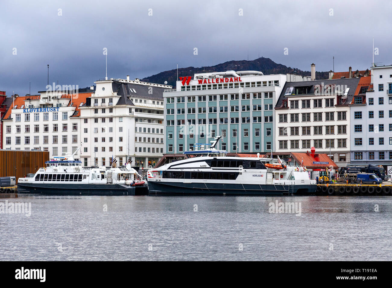 Ad alta velocità per i passeggeri catamarani Njord e Teisten ormeggiate lungo Strandkaien terminale nel porto di Bergen, Norvegia Foto Stock