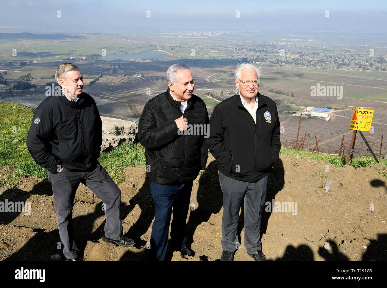 Il Primo Ministro israeliano Benjamin Netanyahu, centro visita U.S. Il senatore Lindsey Graham, a sinistra, E DEGLI STATI UNITI Ambasciatore di Israele David Friedman, a destra in un IDF lookout point agli israeliani-occupato Golan Marzo 11, 2019 nel Golan, Israele. Foto Stock