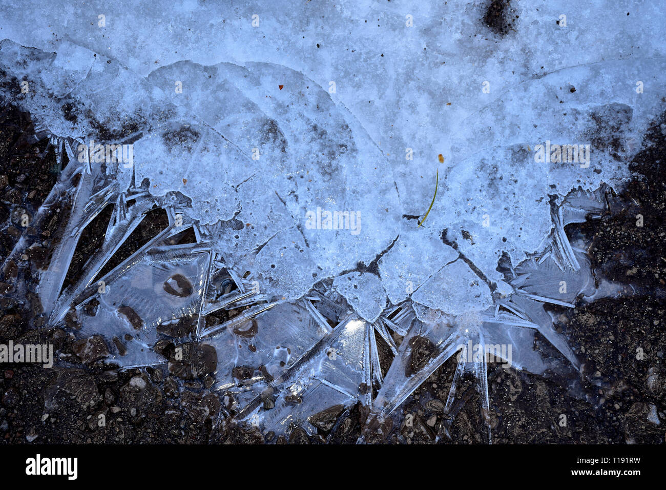 Pozza di formazioni di ghiaccio lungo la strada di un paese sono ottimi risultati. Foto Stock