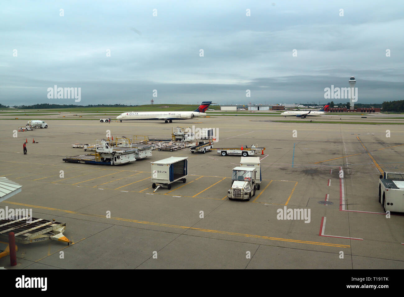 Hebron, KY / STATI UNITI D'America - 23 settembre 2018:Cincinnati/Northern Kentucky International Airport (CVG) con la torre di controllo e piani di Delta Foto Stock