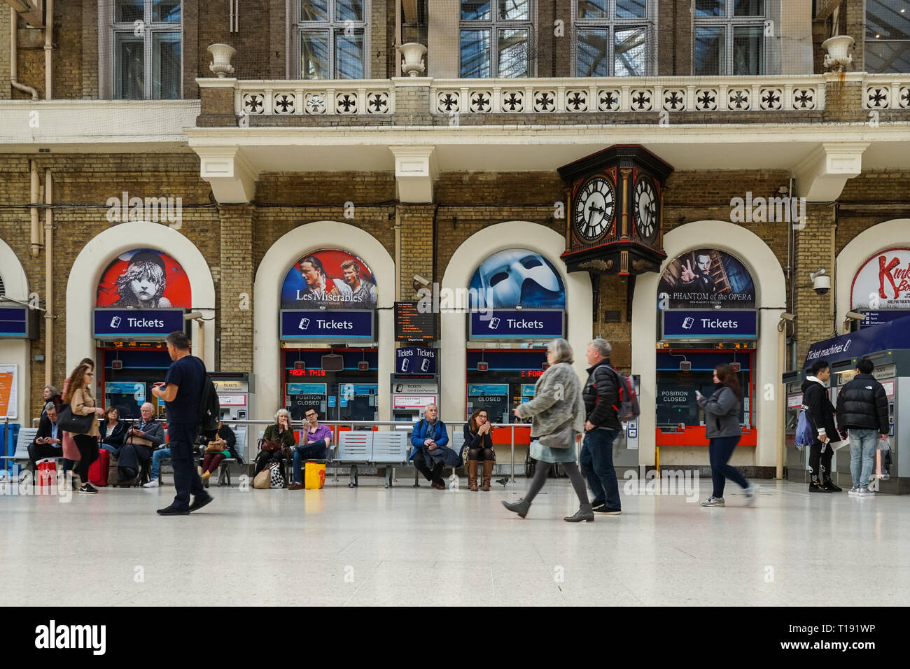 Passeggeri presso la stazione di Charing Cross, Londra England Regno Unito Regno Unito Foto Stock