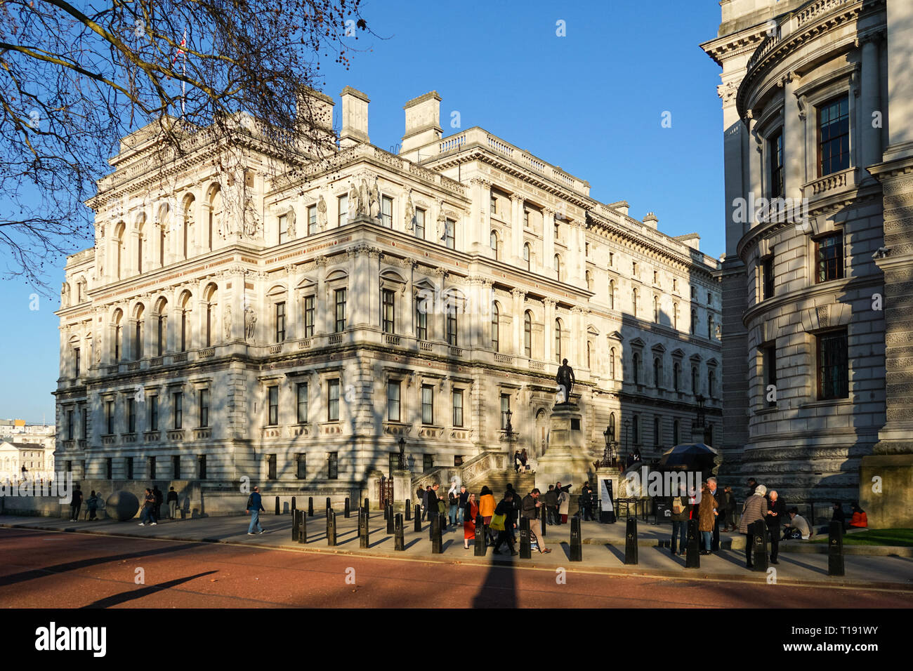L'ufficio straniero e del Commonwealth a Whitehall con Robert Clive Memorial, Londra Inghilterra Regno Unito Foto Stock