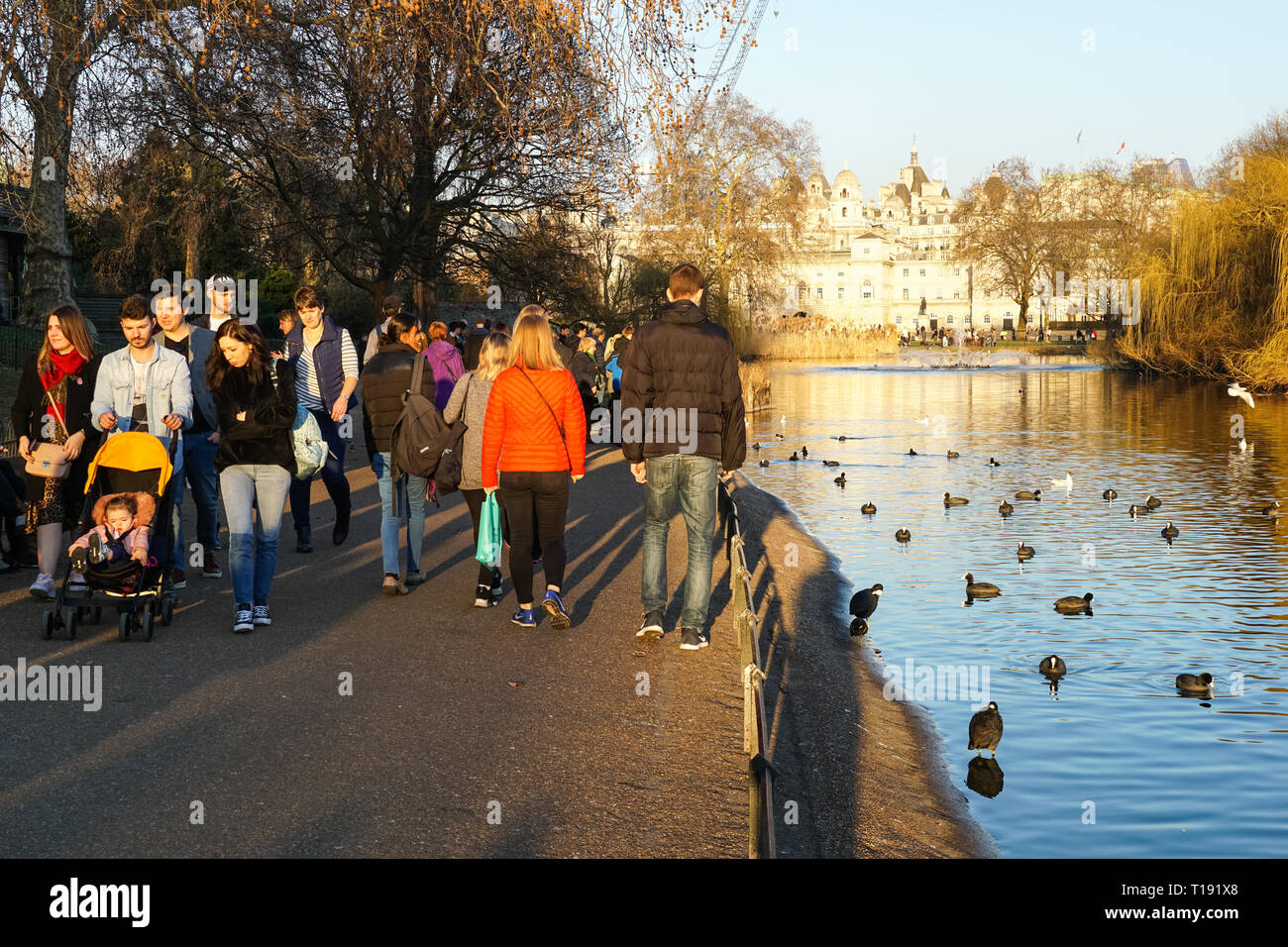 Le persone che si godono la primavera meteo in St James Park, Londra England Regno Unito Regno Unito Foto Stock