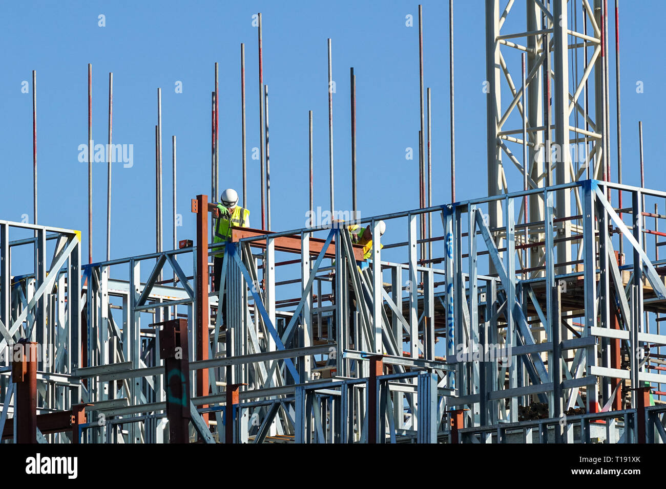 Costruttori lavorando sul sito di costruzione di edilizia residenziale a Stratford, Londra England Regno Unito Regno Unito Foto Stock