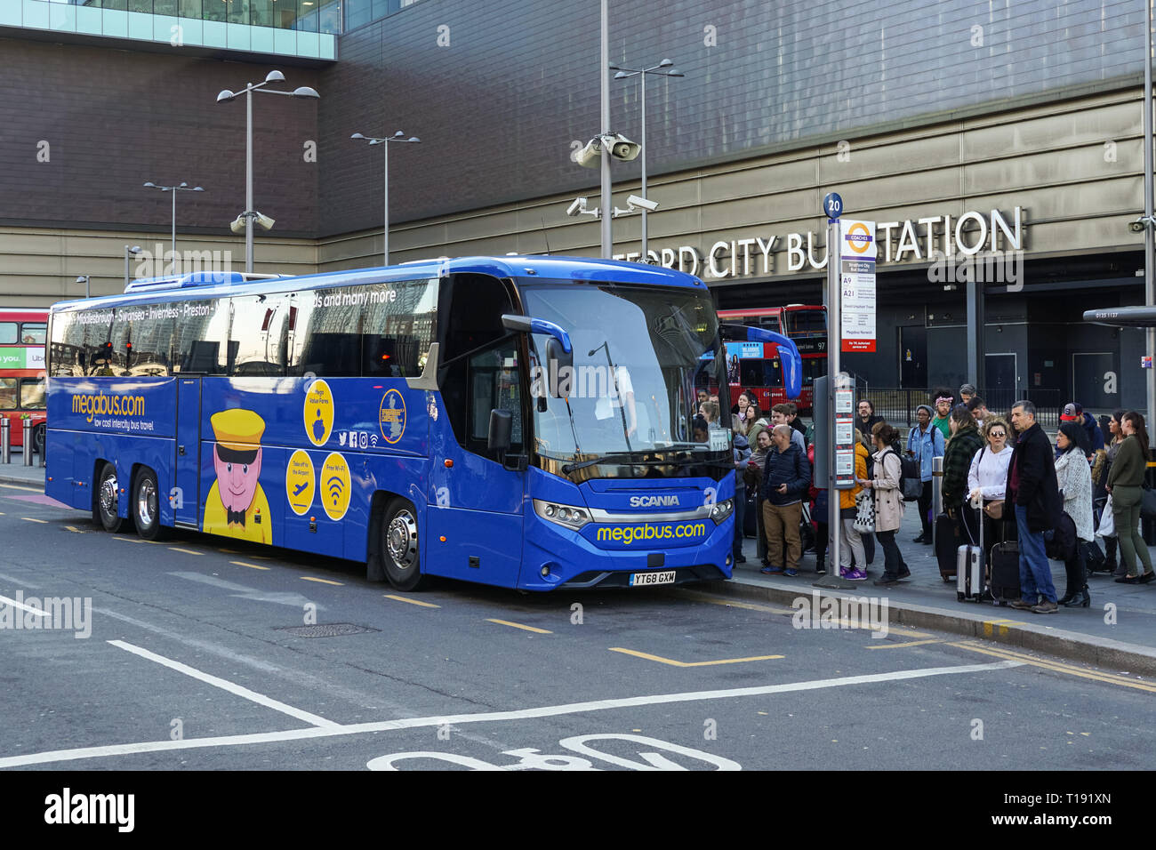 Megabus pullman a Stratford City bus station, Londra Inghilterra Regno Unito Regno Unito Foto Stock