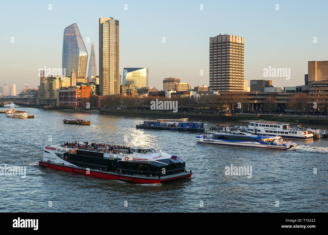 Barche di crociera sul Fiume Tamigi vicino alla South Bank di Londra England Regno REGNO UNITO Foto Stock