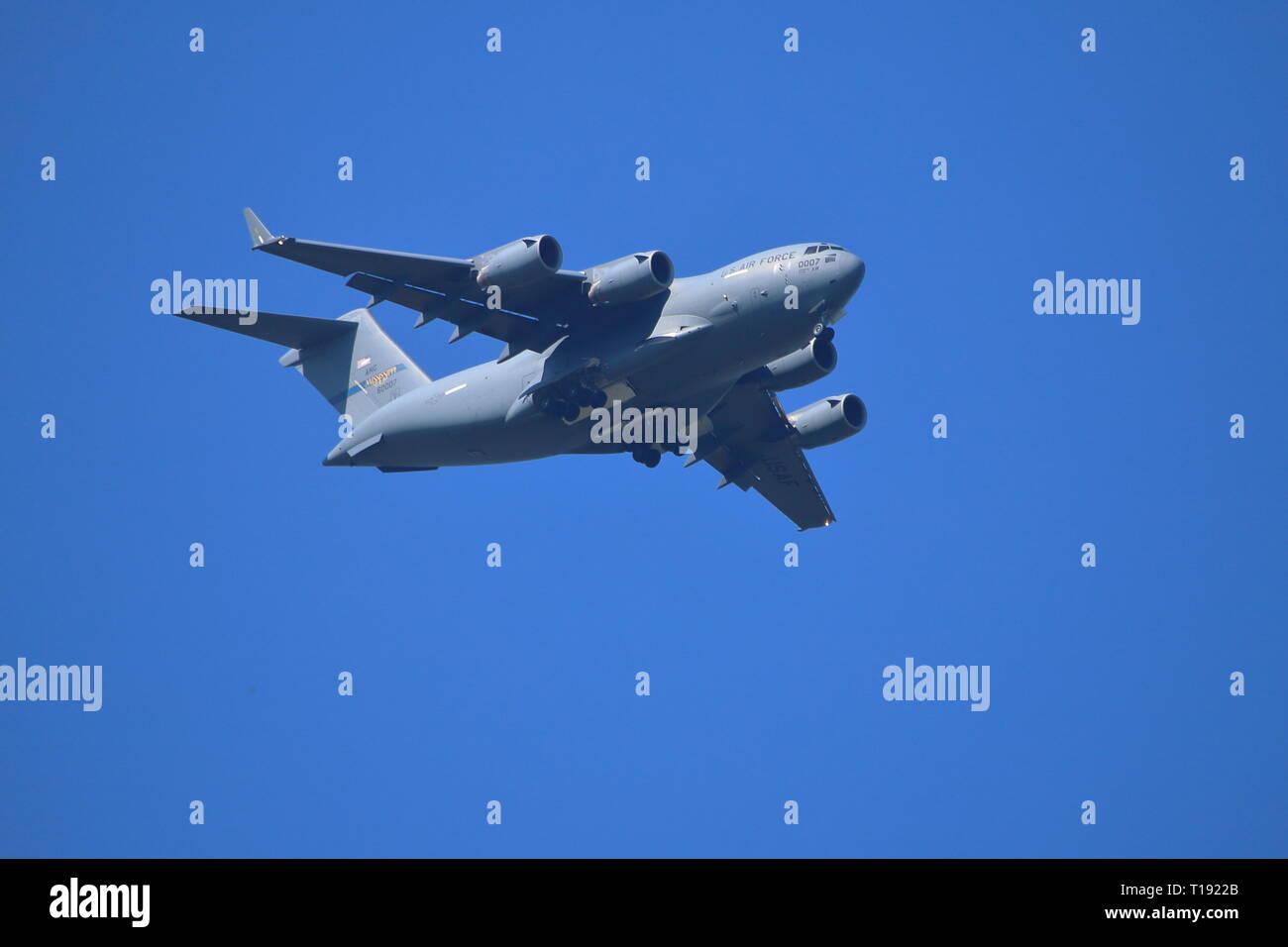 Brandon, MS, STATI UNITI D'AMERICA - Luglio 12, 2018 la Guardia Nazionale C-27 Globemaster III volando sul Mississippi Foto Stock