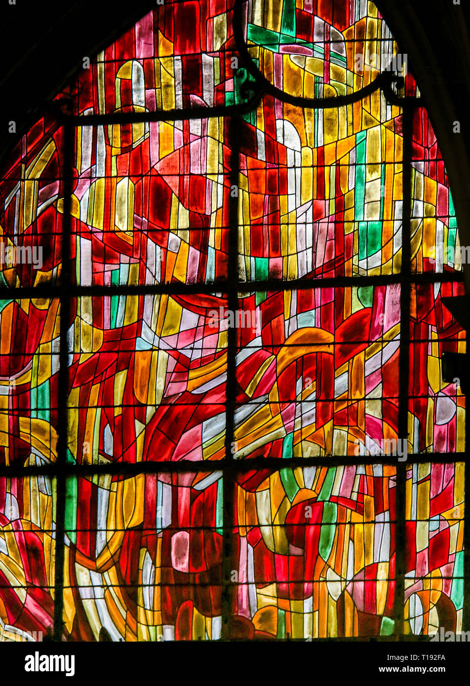 Abstract in Vetro colorato nella chiesa di Saint Severin, il Quartiere Latino di Parigi, Francia. Foto Stock