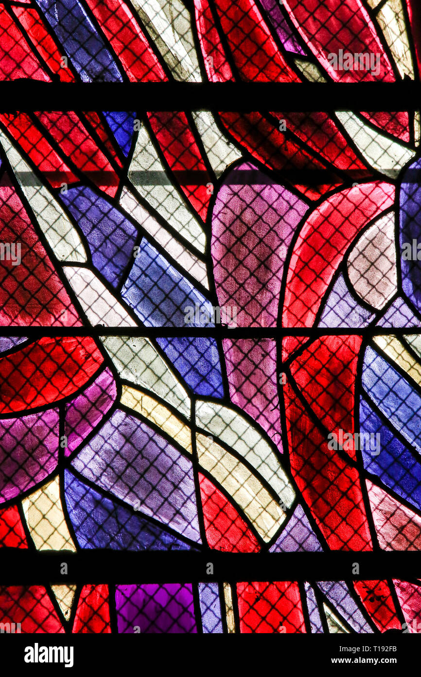 Abstract in Vetro colorato nella chiesa di Saint Severin, il Quartiere Latino di Parigi, Francia. Foto Stock
