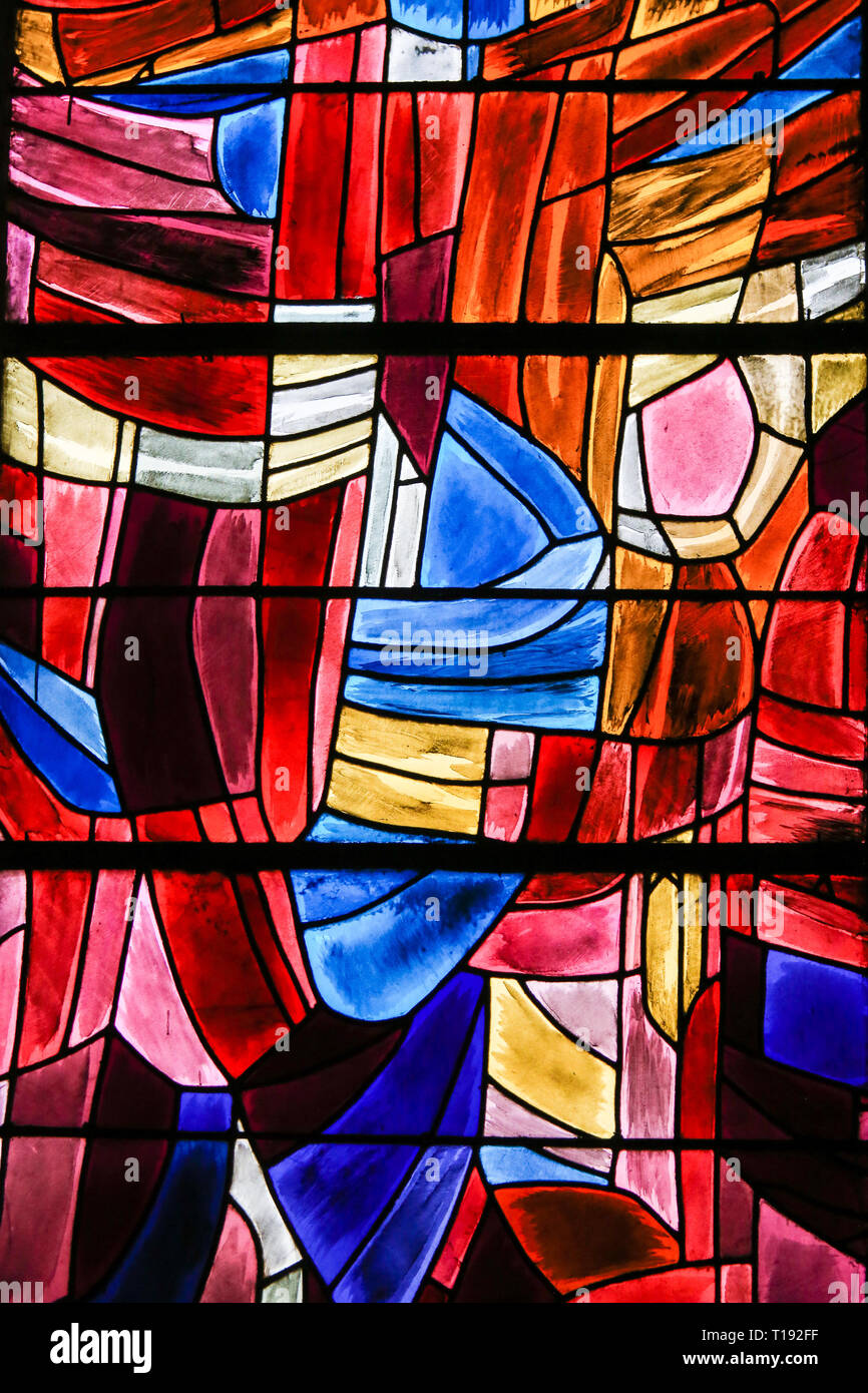 Abstract in Vetro colorato nella chiesa di Saint Severin, il Quartiere Latino di Parigi, Francia. Foto Stock