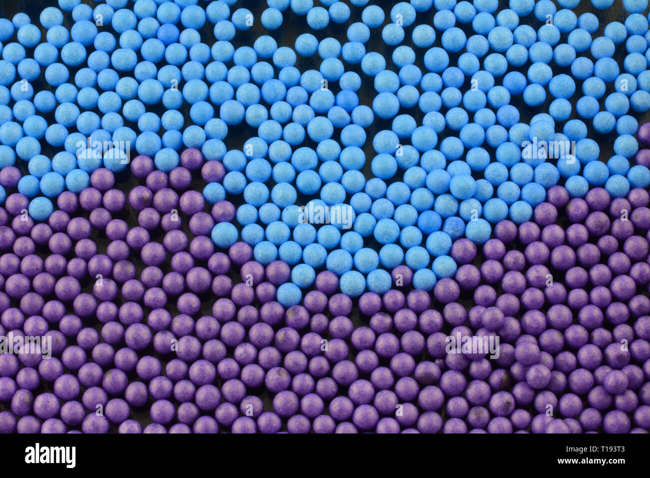 Abstract background del gruppo di viola e palle blu su nero Foto Stock