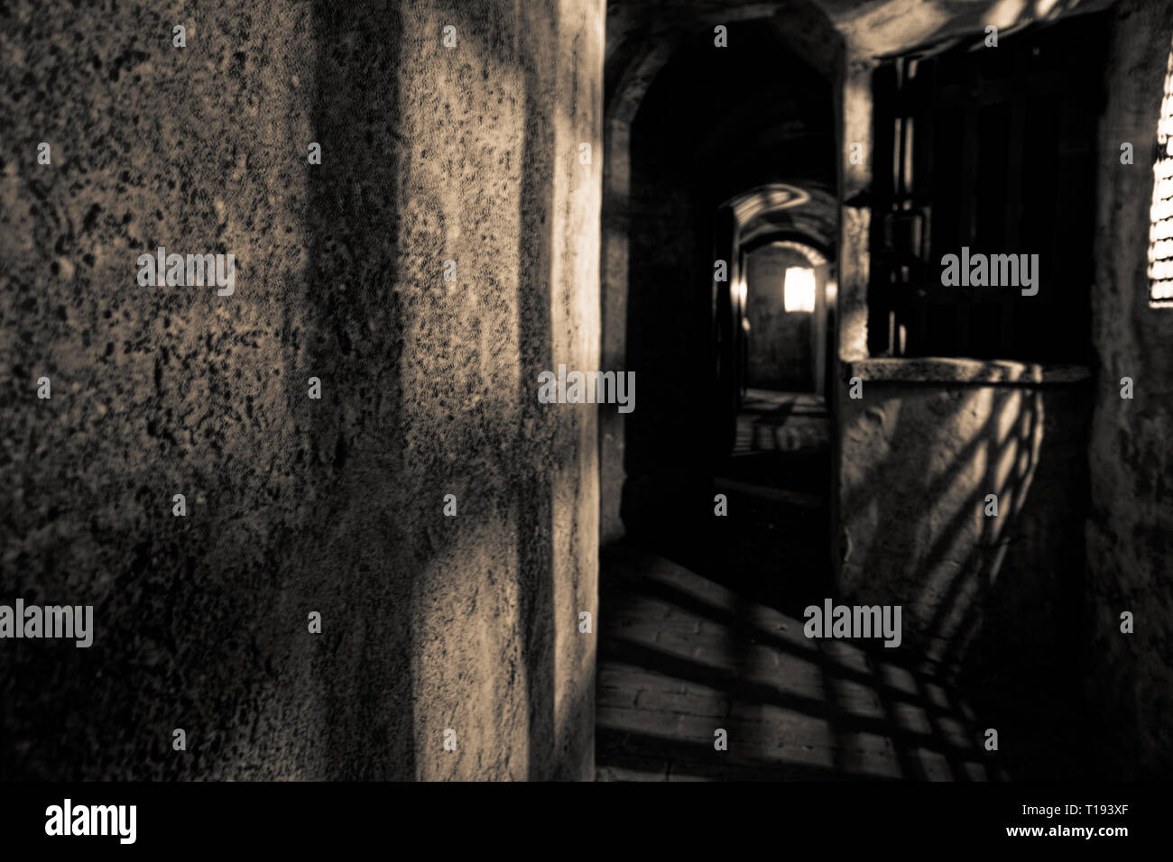 Casemates medievale, antico carcere di pietra, luci nel tunnel come speranza Foto Stock
