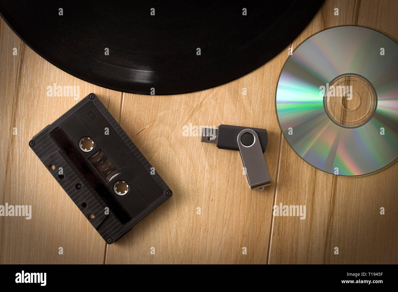 Look Vintage musica Evoluzione di registrazione con cassetta chiave USB,  dischi in vinile e CD in orizzontale Foto stock - Alamy