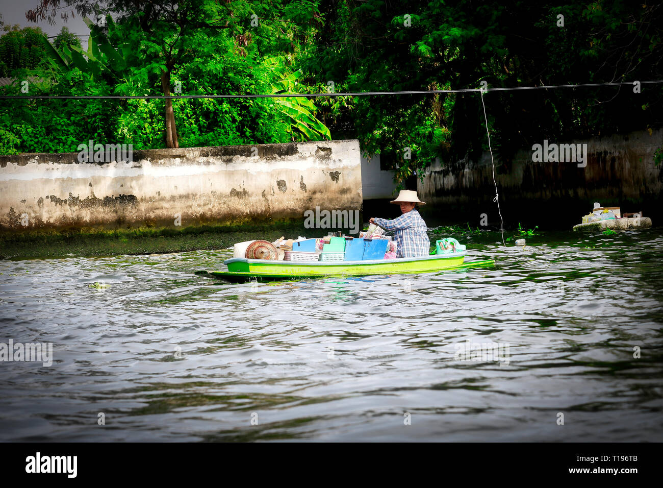 Questa unica immagine mostra una merce-vendita barca nei canali di Mae Nam Chao Phraya in Bankok Foto Stock