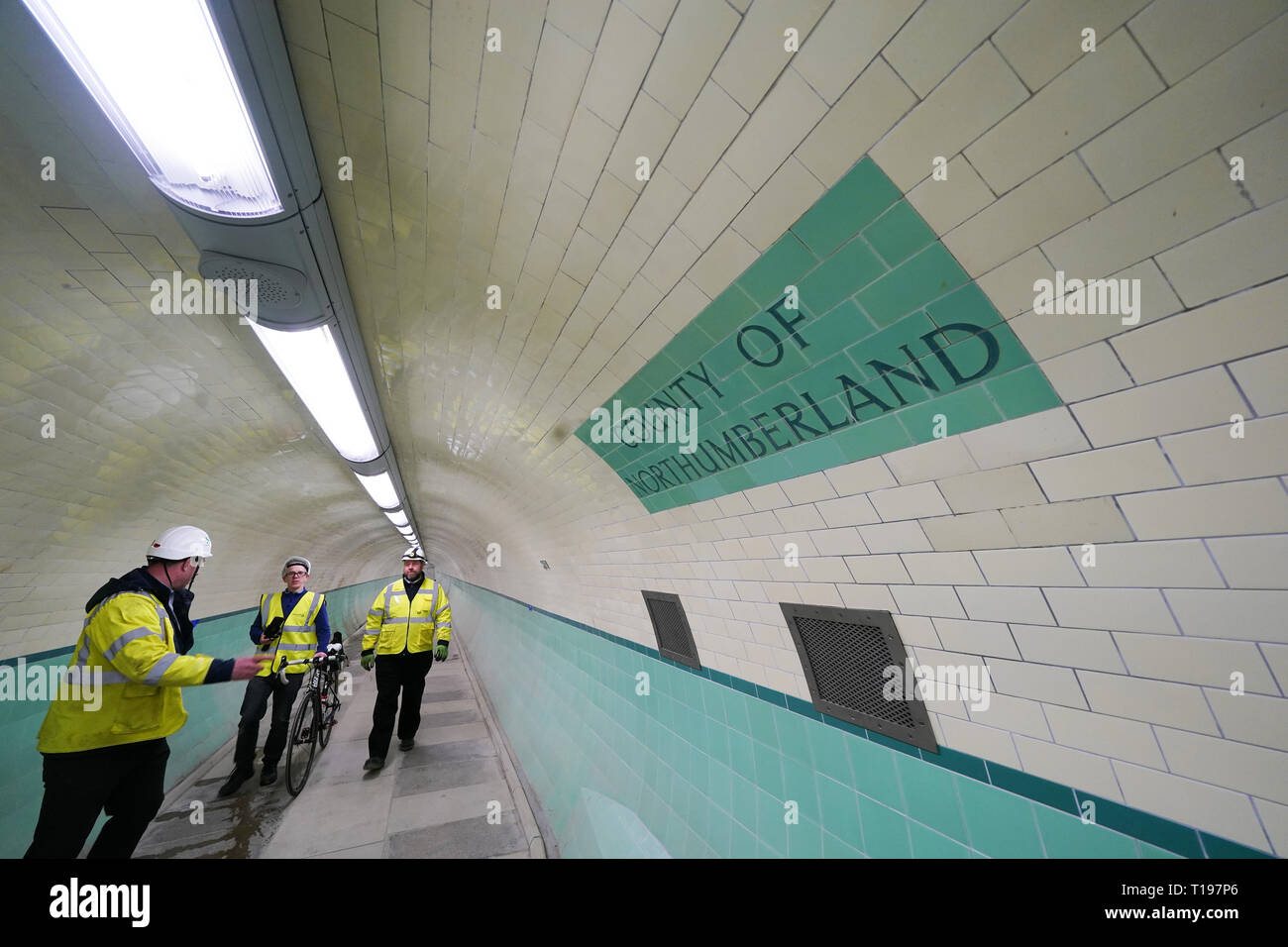 I lavori stanno per terminare il progetto di restauro di £16m, che ha richiesto sei anni, sui tunnel pedonali e ciclisti di Tyne, patrimonio mondiale del Grade II, che riapriranno in primavera o all'inizio dell'estate, sei anni dopo la loro chiusura. Il progetto è stato ritardato quando gli specialisti hanno rilevato piccole fibre di amianto che avrebbero potuto provenire dalle tute dei lavoratori del cantiere decenni prima. Foto Stock