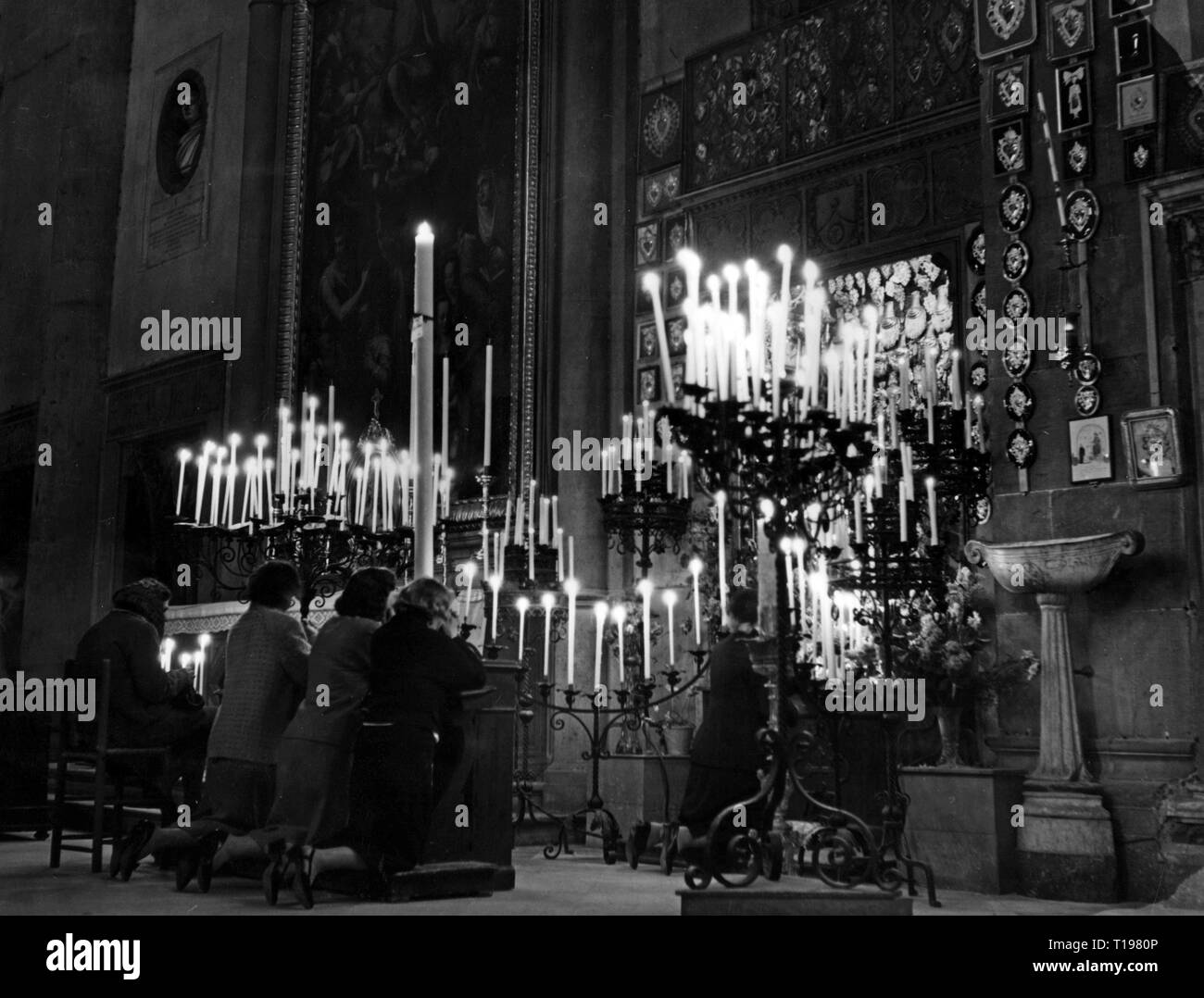 La religione, il cristianesimo, preghiera, le donne di fronte la miracolosa immagine della Vergine Maria, Santa Maria Novella, Firenze, 1950, , Additional-Rights-Clearance-Info-Not-Available Foto Stock