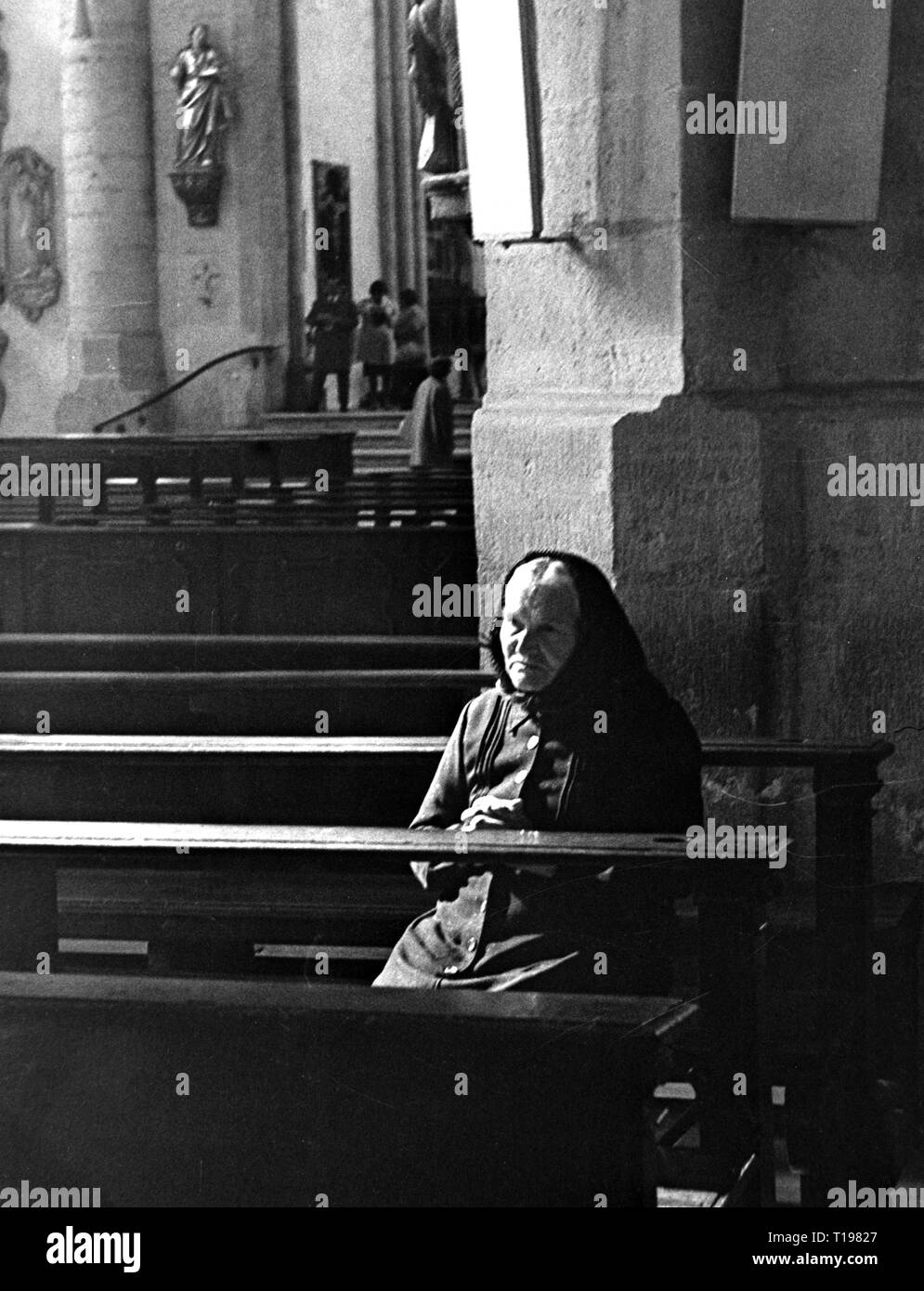 La religione, il cristianesimo, preghiera, una vecchia donna alla preghiera in una chiesa, Germania, sessanta, Additional-Rights-Clearance-Info-Not-Available Foto Stock