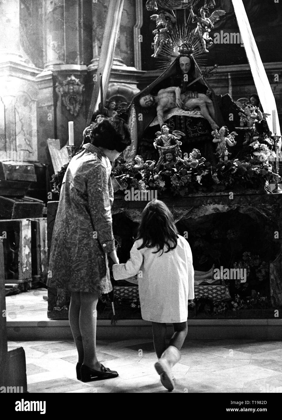 La religione, il cristianesimo, altari Madre e figlia di fronte all'altare della chiesa di pellegrinaggio "Alla dolorosa vergine madre', Vilgertshofen, più tardi anni sessanta, Additional-Rights-Clearance-Info-Not-Available Foto Stock