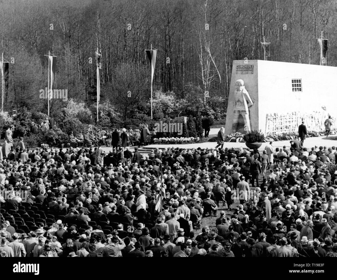 Geografia / viaggi storico, Germania, città e comunità, Dortmund, monumenti, memorial Bittermark, ricordo per gli assassini della Gestapo in Bittermark e Rombergpark Pasqua 1945 design by Karel Niestrath e Schwarz, apertura della cripta, Venerdì Santo, 4.4.1958, Additional-Rights-Clearance-Info-Not-Available Foto Stock