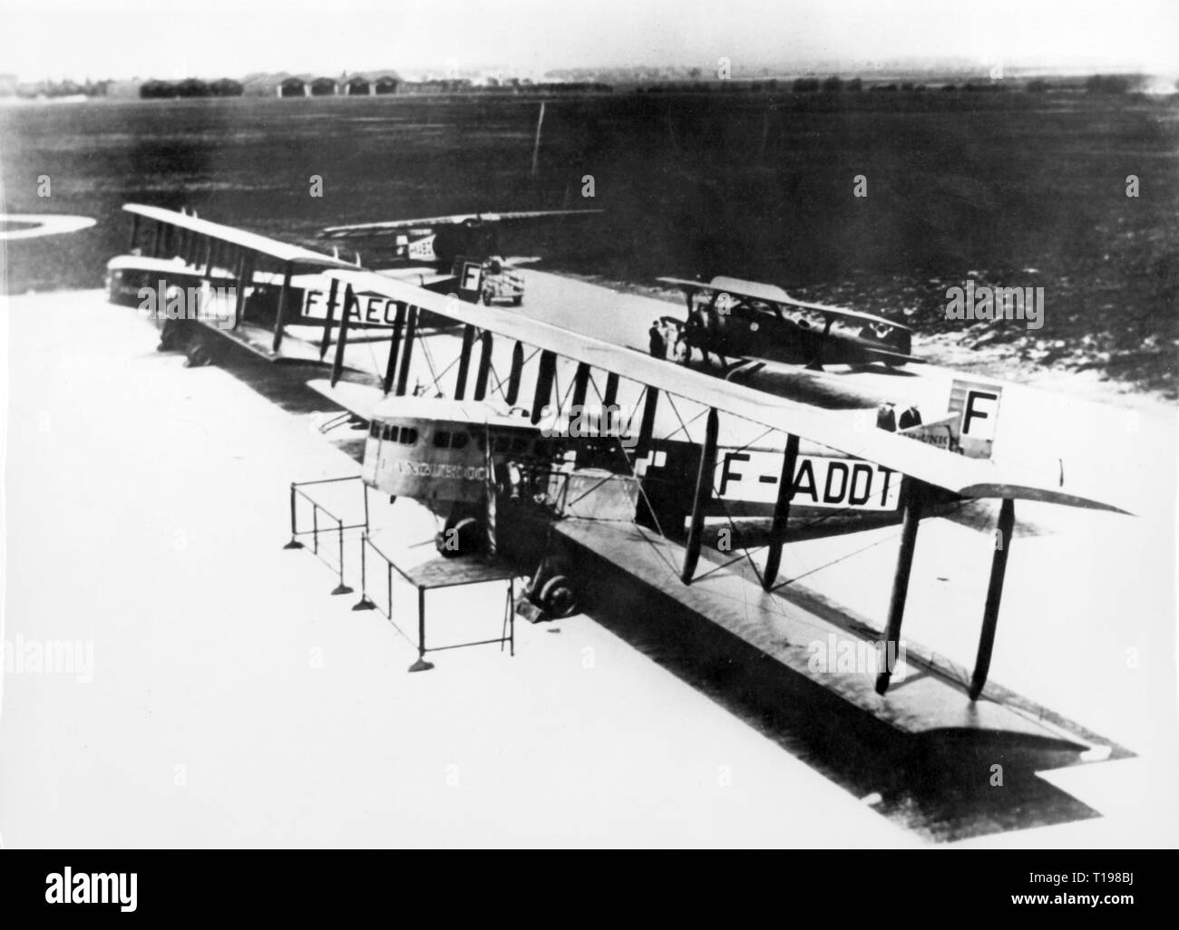 Trasporti / trasporto, aviazione, aeromobili, due Farman F.60 Golia dell'aria europea, dietro un Fokker F.III del KLM e un Bleriot-Spad 33 F-ADBl dell'aria europea, Francia, 1920, Additional-Rights-Clearance-Info-Not-Available Foto Stock