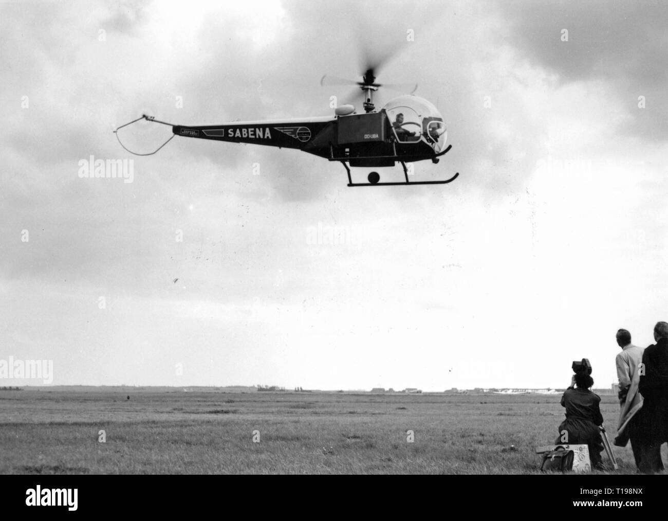 E-mail, posta aerea, elicottero Bell 47 D nel servizio postale della Sabena, approccio su un campo di aviazione, Belgio, 1950, Additional-Rights-Clearance-Info-Not-Available Foto Stock