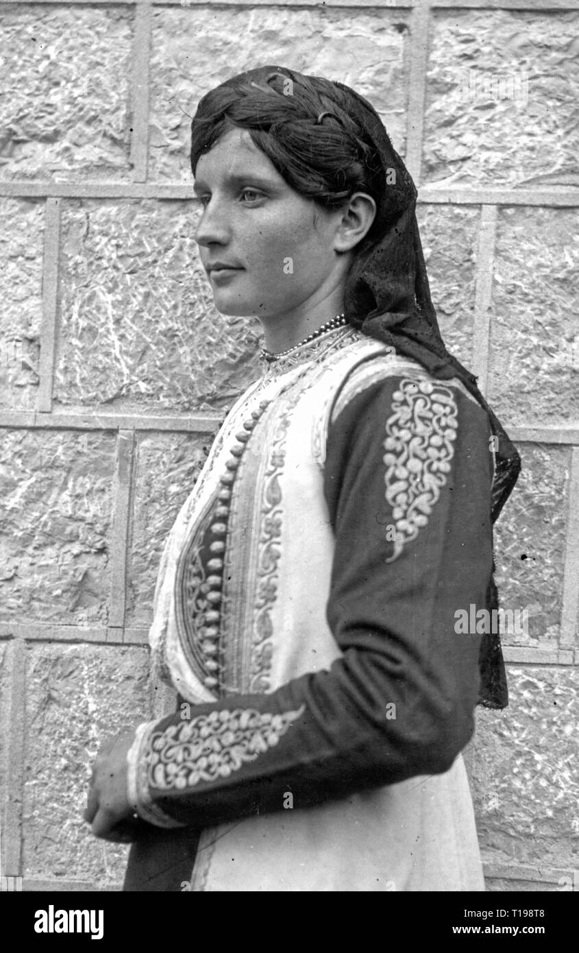 Moda, costume, giovane donna in costume nazionale, Jugoslavia, metà del XX secolo, la gente, femmina, a mezza lunghezza e mezza lunghezza, folklore, vestiti, Europa Penisola Balcanica, Balcani, 1930S, 1940S, 1950s, donna donne, costume nazionale, costumi nazionali, storico, storico Additional-Rights-Clearance-Info-Not-Available Foto Stock
