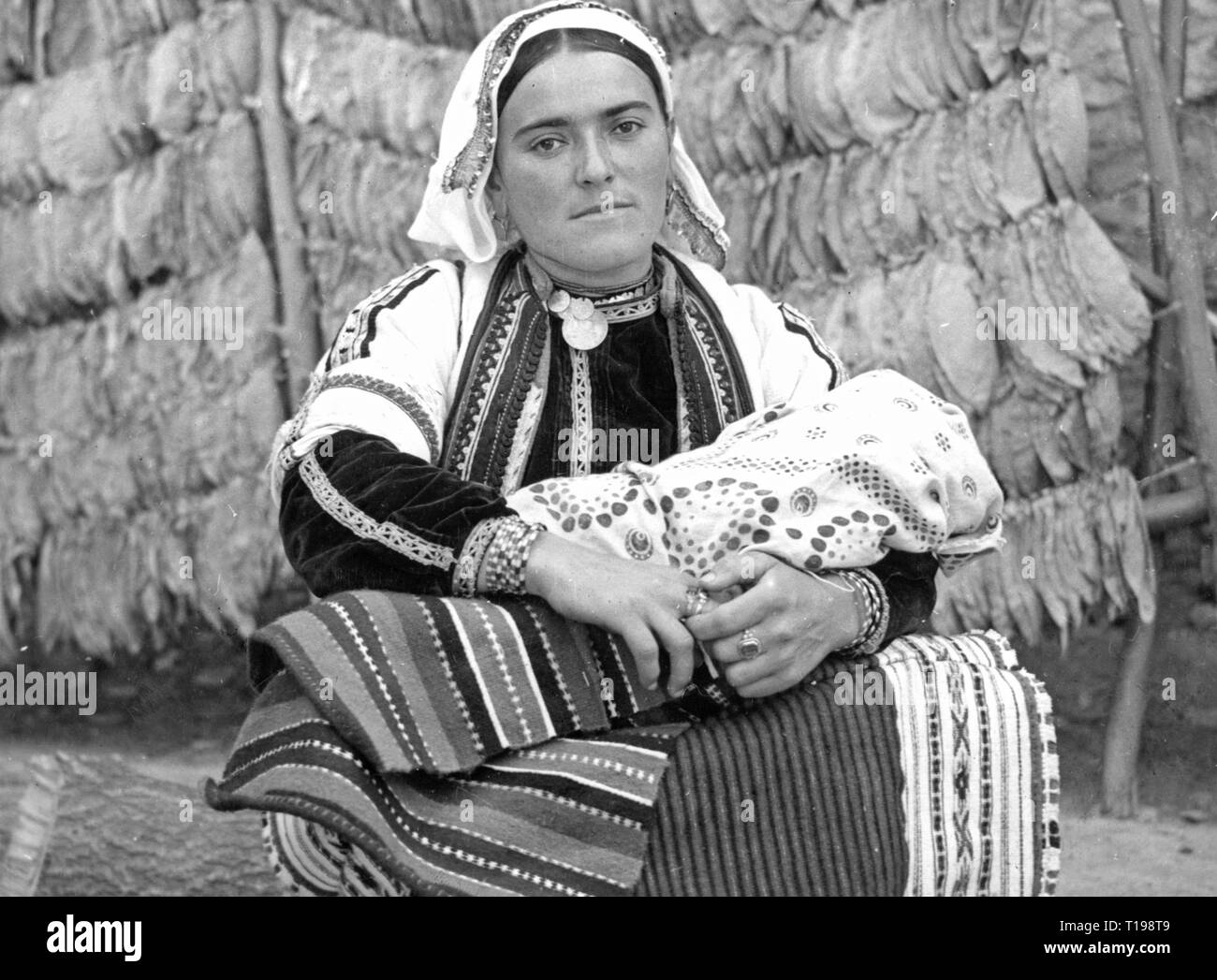 Moda, costume, Donna con bambino in costume nazionale, Jugoslavia, metà del XX secolo, la gente, femmina, bambino, kid, infantile, a mezza lunghezza e mezza lunghezza, folklore, vestiti, Europa Penisola Balcanica, Balcani, 1930S, 1940S, 1950s, donna donne, costume nazionale, costumi nazionali, storico, storico Additional-Rights-Clearance-Info-Not-Available Foto Stock