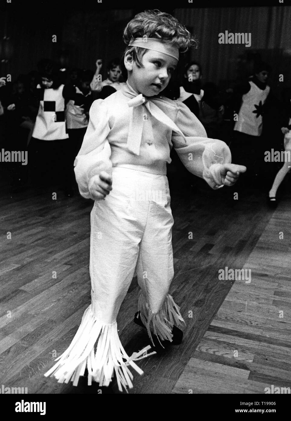 Feste, party, ballare nei bambini cantina, il 5-year-old Patricia a un felice evento battito della scuola di danza Keller, Deutschlandhalle, Berlino Ovest, 25.11.1970, Additional-Rights-Clearance-Info-Not-Available Foto Stock