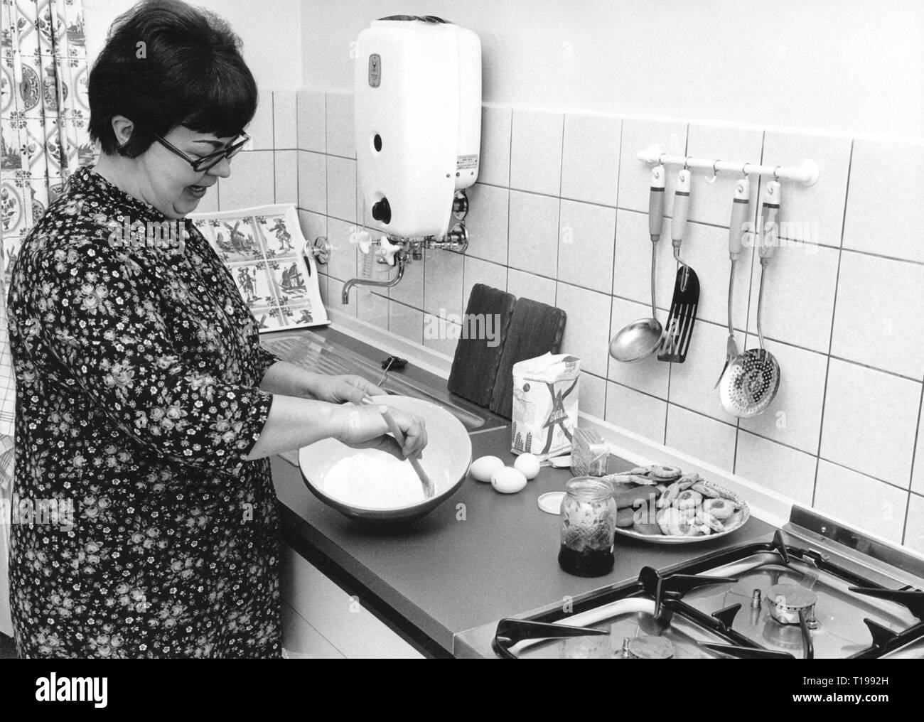 Domestico, cucina e panificazione, casalinga preparare pasta per biscotti di Natale 1970, Additional-Rights-Clearance-Info-Not-Available Foto Stock