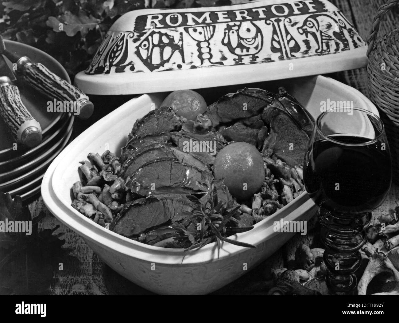 Gastronomia, piatti, Arrosto di capriolo a la huntsman, preparati e serviti in un non smaltate vaso in ceramica, settanta, nutrizione, dieta alimentare, pasto, pasti, cervi, imbastire un arrosto, Funghi, Funghi, chanterelle, Cantarelli, pomodoro, pomodori, Brasati di carne, pot roast, brasato di manzo, stufato, cottura, bicchiere di vino, bicchieri da vino, vetro, bicchieri di vino, vini, vaso di terracotta, vaso di terracotta, contenitore di terracotta, vaso in ceramica, contenitore, contenitori, pentola di creta, argilla, gioco, cervo, piatti, preparare la preparazione, servire, servire, non smaltate vaso in ceramica, non smaltate, Additional-Rights-Clearance-Info-Not-Available Foto Stock