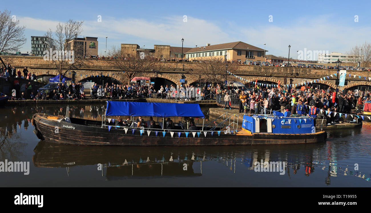 Arrivando in barca nel bacino di Victoria di duecento anni fa, il 22.2.1819 La Sheffield e Tinsley canal è stata aperta nel 2019 è stato celebrato di nuovo. Foto Stock