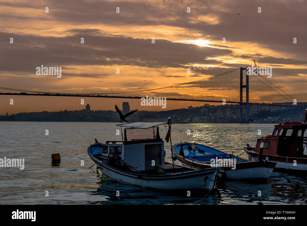 Istanbul, Turchia, 22 marzo 2006: Tramonto, barche e Ponte sul Bosforo, Cengelkoy Foto Stock