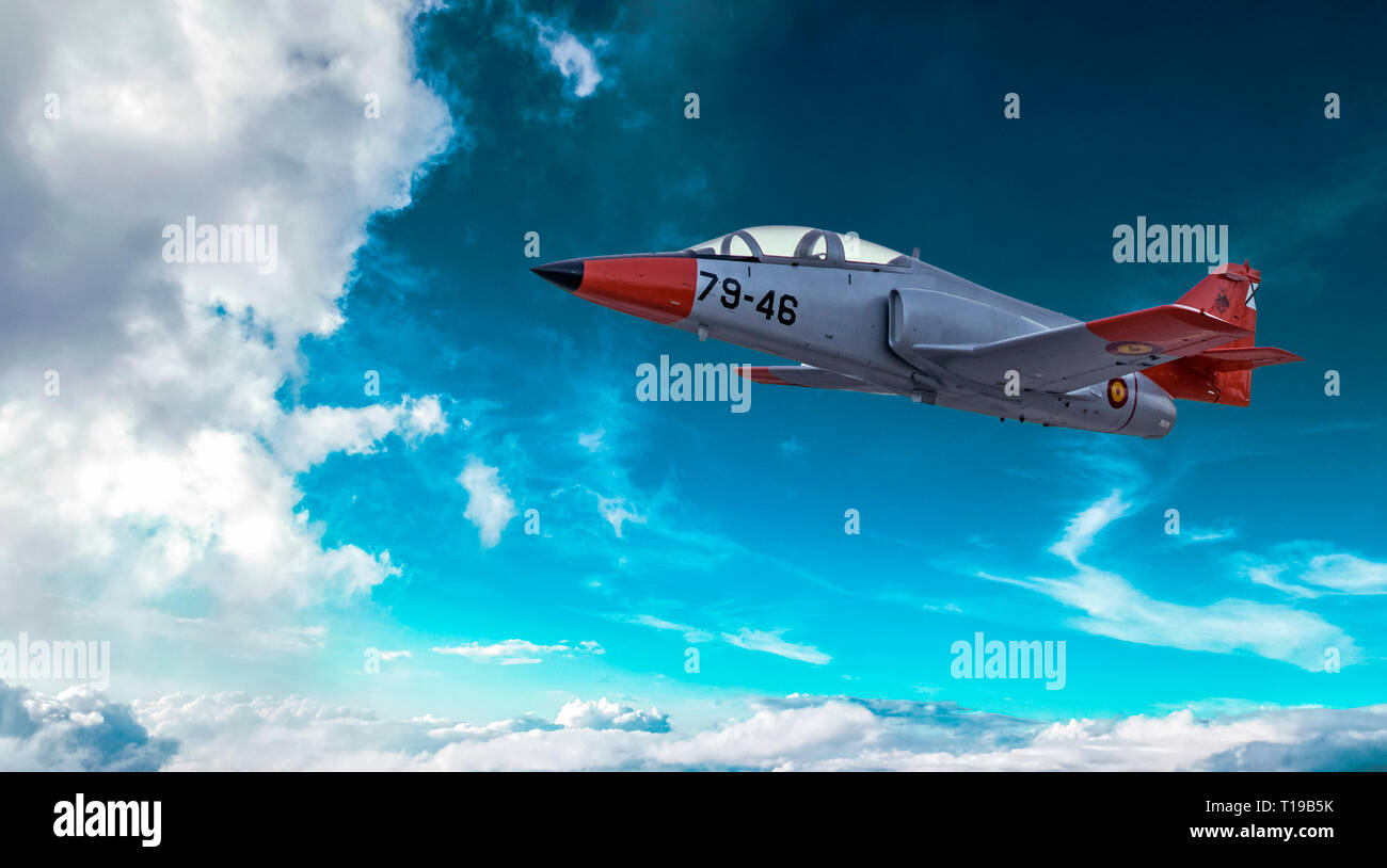 Militari moderni jet da combattimento aereo volare sopra le nuvole. Foto Stock