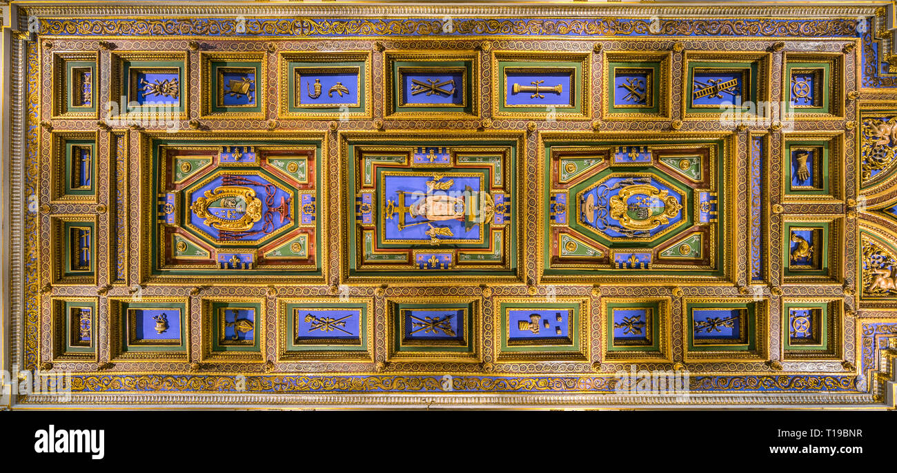 Volta a cassettoni nella chiesa di San Girolamo della Carità in Roma, Italia. Foto Stock