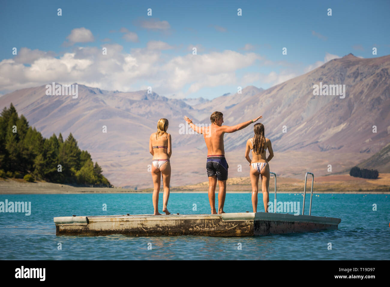 Tre giovani su una zattera sul Lago Tekapo, Nuova Zelanda Foto Stock